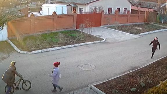 Caz cutremurător într-o familie din stânga Nistrului: Un necunoscut a încercat să răpească doi copii, în plină zi (VIDEO)