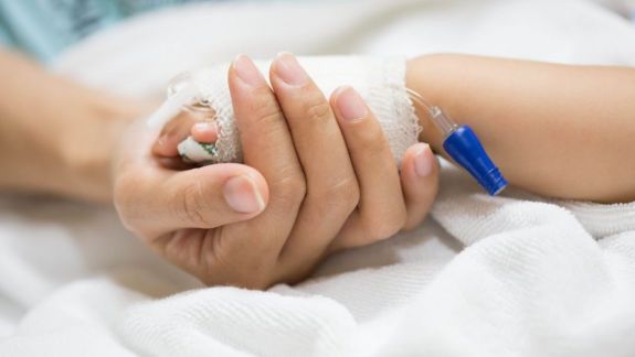 Caz nefericit într-o familie din capitală. O fetiță de doi anișori a ajuns la spital, după ce a căzut de la etajul unui bloc de locuit