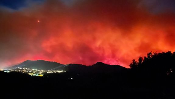 Cer de un roșu aprins în sudul Franței. Mii de hectare de teren ard într-un incendiu de proporții (GALERIE FOTO)