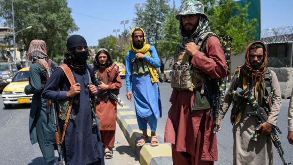 China îi recunoaște pe talibani drept „noua putere de la Kabul” iar Rusia susține că „urmărește cu atenție” evenimentele din Afganistan