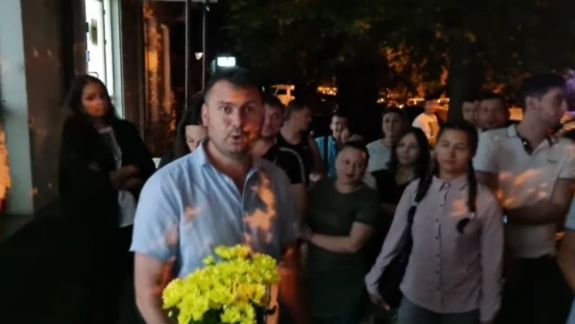 Costiuc, cu flori galbene în mână, aștepta aseară la sediul PAS: Ar fi o copilărie din partea noastră să începem să ne tragem de păr (VIDEO)