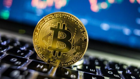Criza din Ucraina afectează și valoarea criptomonedelor. Cât a pierdut bitcoinul într-o singură zi