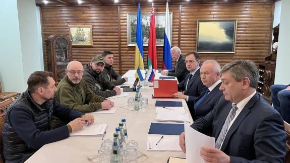 Runda trei de negocieri s-a încheiat. Podoleak: Pe partea de încetare a focului, rezultate încă nu-s