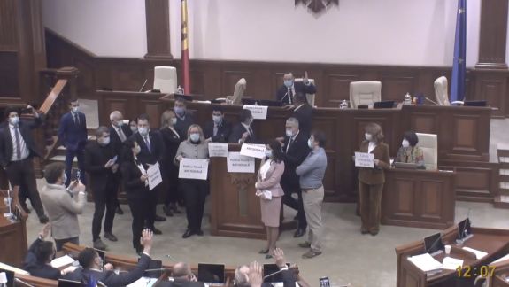 Deputații au revenit în sală, însă tribuna centrală rămâne blocată