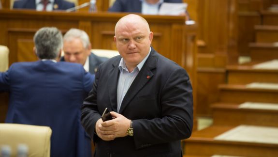 Demersurile de ridicare a imunității a doi deputați vor fi examinate, sâmbătă, în Comisia parlamentară juridică, numiri și imunități