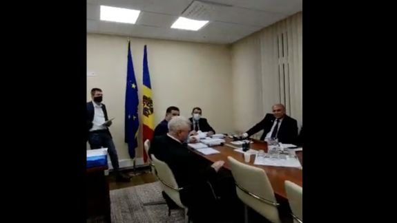 Deputatul Radu Marian a întrerupt cu strigăte de indignare ședința Comisiei Economie, Buget și Finanțe. „De ce nu am fost anunțat? Opriți acum totul!” (VIDEO)