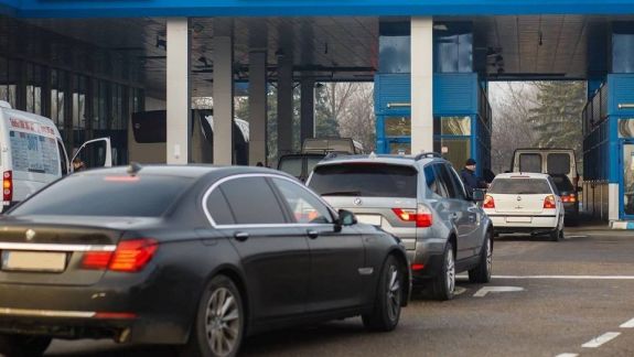Deținătorii mașinilor cu numere străine nu vor putea vinde automobilele pe teritoriul Republicii Moldova fără acordul Serviciului Vamal
