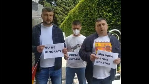 Diaspora iese în stradă. Un grup de moldoveni au protestat la Frankfurt: „Vrem mai multe secții de votare”