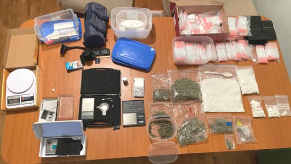 Droguri în valoare de 700 de mii de lei, puse sub sechestru. Nouă persoane reținute pentru comercializarea substanțelor narcotice (VIDEO)