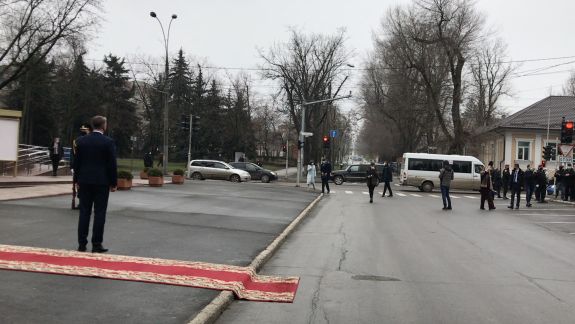 Maia Sandu a ajuns pe jos la Palatul Republicii