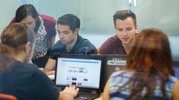 Endava continuă organizarea gratuită a cursurilor Tech și a programului de Internship