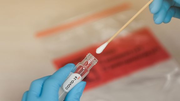 Explozie de noi infectări cu noul coronavirus. Peste 1.400 de persoane sunt internate în spitale
