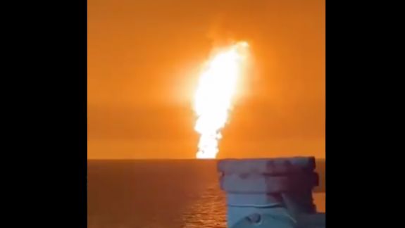 Explozie în Marea Caspică. Ar fi un incendiu la o platformă petrolieră (VIDEO)