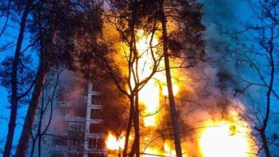 Noi explozii în capitala ucraineană. Bloc din Kiev, cuprins de flăcări în urma atacurilor