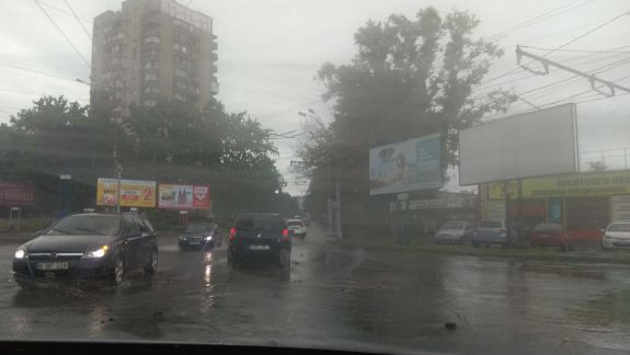 Agora Foto Video Apa Curge șuvoi Pe Străzile Capitalei