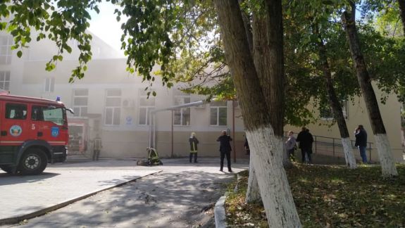Fum dens în interiorul clădirii Centrului de Excelență în Economie și Finanțe din capitală. Au intervenit patru echipaje de salvatori