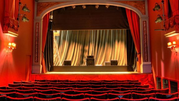 Impactul pandemiei asupra activității teatrelor și muzeelor. Cu cât a scăzut numărul vizitatorilor în 2020