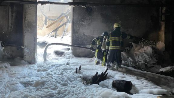 Incendiu într-un depozit cu jucării din capitală. 40 de salvatori și pompieri au intervenit la fața locului (GALERIE FOTO)