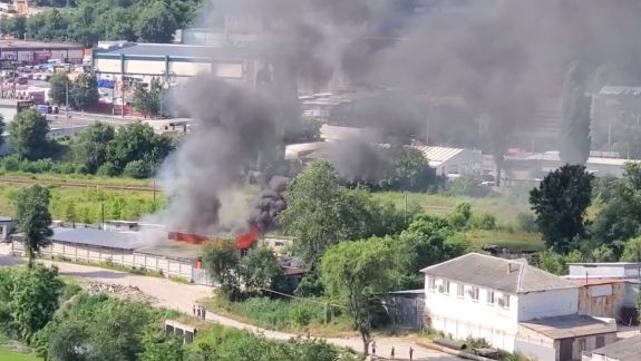 Incendiu în Chișinău. Arde un depozit pe strada Petru Rareș (FOTO)