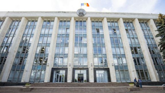 Incident în curtea Guvernului. Un bărbat a aruncat cu pietre în ușa edificiului