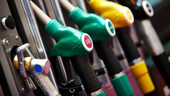 Intră în vigoare legea privind stabilirea prețului la carburanți. ANRE urmează să indice valoarea maximă pentru produsele petroliere standard