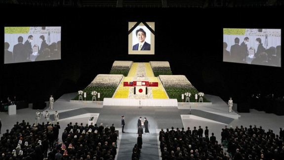 Japonia: Flori, rugăciuni şi salve de tun, la funeraliile de stat pentru fostul premier Shinzo Abe