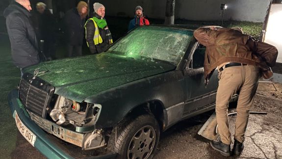 Mașină explodată pe străzile capitalei. O echipă de mascați a ciuruit cu gloanțe automobilul. Imagini filmate de trecători