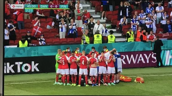 Meciul dintre Danemarca și Finlanda a fost suspendat! Fotbalistul Christian Eriksen s-a prăbușit pe gazon, fiind ulterior transportat la spital (UPDATE)