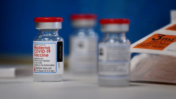 Moderna a început teste pentru un nou vaccin împotriva COVID-19