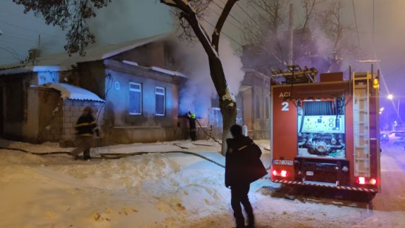O casă de locuit a luat foc în Chișinău. Trei persoane, transportate la spital (FOTO. VIDEO)