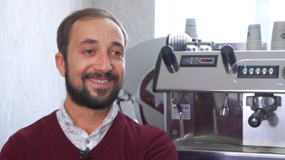 Oameni ca tine: A vândut o casă din sat pentru a începe o afacere în capitală. Povestea lui Vadim Sirițanu, tânărul care face din cafea teorie și invers (VIDEO)
