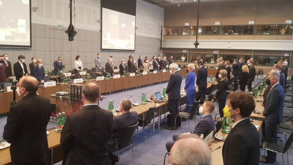Participanții la reuniunea OSCE au ținut un minut de reculegere în memoria victimelor de la Bucea. Doi diplomați ruși, singurii care nu s-au ridicat