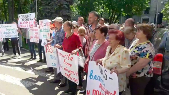 Partidul Comuniștilor, Partidul Șor și susținătorii acestora protestează în fața Guvernului (LIVE)