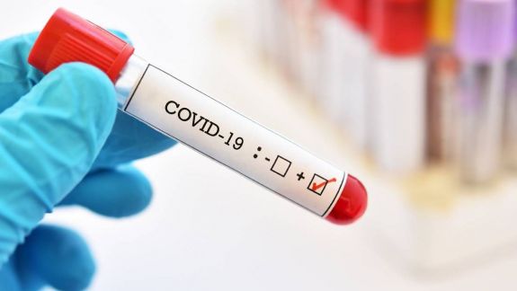 Patru lucrători medicali au fost testați pozitiv la COVID-19 la doar câteva zile de la administrarea vaccinului. Reacția Ministerului Sănătății