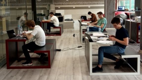Patru medalii de bronz și două mențiuni de onoare pentru elevii moldoveni, la Olimpiadele Internaționale de fizică și informatică