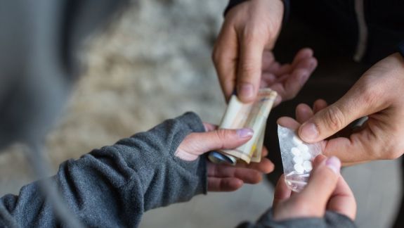 Patru tineri, printre care doi minori, prinși cu 46 de pachețele de droguri. Urmau să obțină profit în valoare de 10 mii de lei (VIDEO)