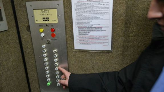 Persoanele imobilizate la pat ar putea fi scutite de plățile pentru întreținerea ascensoarelor. Proiectul de lege, votat în prima lectură