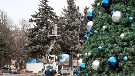 Pomul de Crăciun din Ungheni a rămas fără globurile decorative. Primăria: „Nu vor să înțeleagă necesitatea unui comportament civilizat” (FOTO)