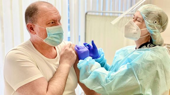 Premierul interimar s-a imunizat împotriva COVID. Și-a administrat un vaccin produs de Sinopharm