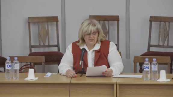 Președinta ședinței CMC, luată la rost de un consilier. Bunescu: „Purtați masca”. Mandatii: „Îmi asudă ochelarii” (FOCUS)