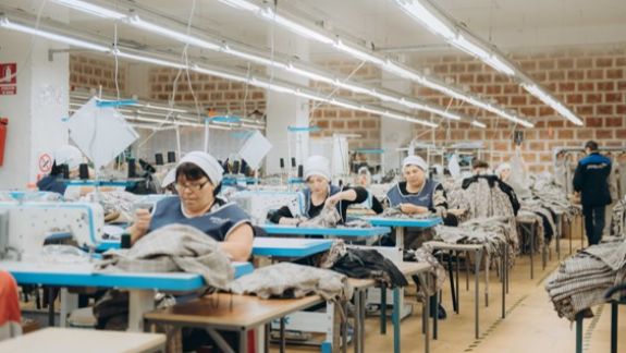 Producătorii locali de haine: între oportunitatea vânzărilor online și constrângerea reducerii de personal. Cum i-a afectat pandemia de COVID-19