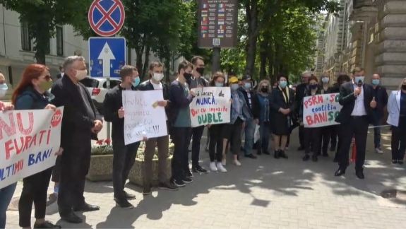 Protest în fața Primăriei: „Anulați majorarea impozitului pe imobil”