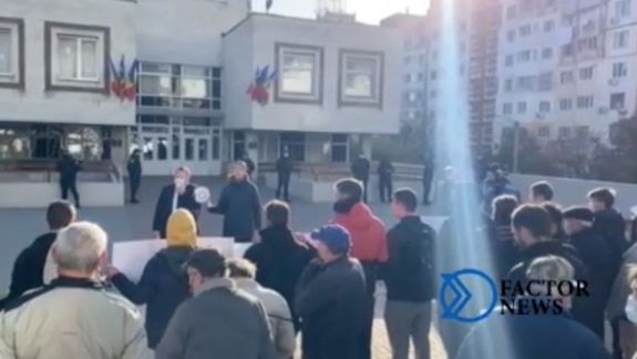 Protest matinal la Judecătoria Ciocana. Zeci de persoane, printre care deputați BCS, manifestă în susținerea lui Stoianoglo