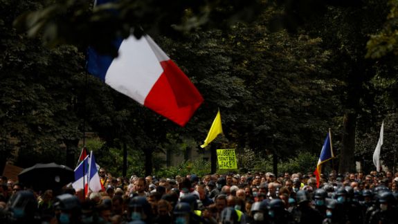 Proteste în Franța. Mii de oameni mărșăluiesc împotriva permisului sanitar și a obligativității vaccinării unor categorii de angajați