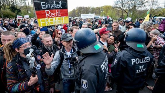 Proteste în Germania: Circa 8.000 de persoane au ieșit pe străzile Berlinului manifestând împotriva restricțiilor sanitare
