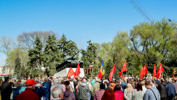 PSRM a organizat un protest la Bălți împotriva interzicerii panglicii Sf. Gheorghe: Se încearcă instituirea dictaturii