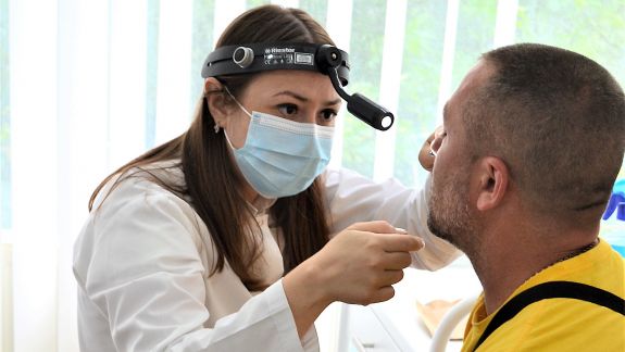 Rinita alergică, dușman de temut al copiilor. Dr. ORL Irina Sîrghii explică simptomele alergiei și riscurile tratamentului necorespunzător