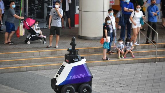 „Robocop” a devenit realitate. Roboți înzestrați cu șapte camere video patrulează străzile din Singapore pentru a detecta comportamente antisociale (VIDEO)