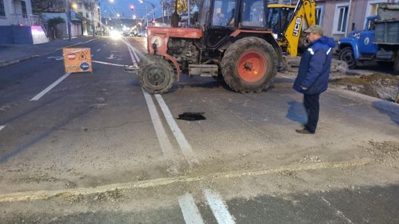 Groapa care s-a format pe Ismail a fost astupată. Consilier municipal: „S-a lucrat toată noaptea”
