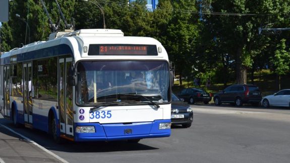 Scandal într-un troleibuz din capitală: Un tânăr a fost dat afară după ce a refuzat să-și pună masca de protecție (VIDEO)